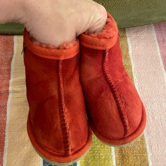 Toddler UGGS- Red - Picture 2 of 5